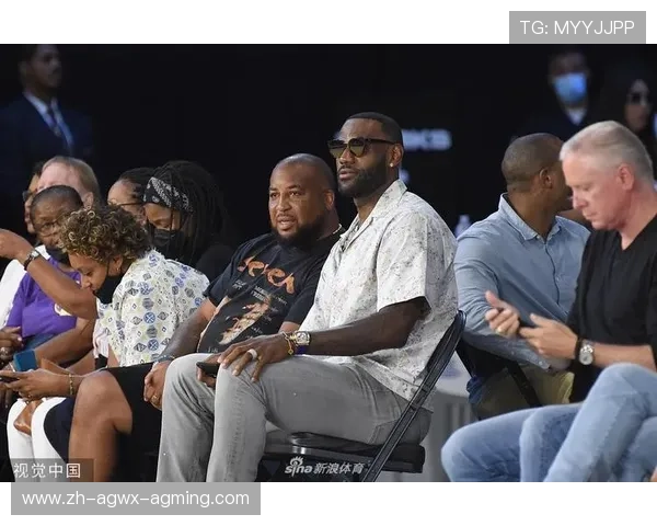 WNBA球星布林克与詹姆斯合影顶级身材与长腿演绎体坛魅力